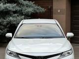 Toyota Camry 2021 года за 15 400 000 тг. в Шымкент – фото 2