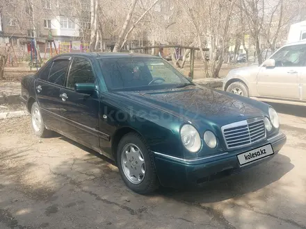 Mercedes-Benz E 200 1996 года за 2 100 000 тг. в Петропавловск – фото 2