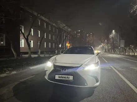Lexus ES 250 2018 года за 18 200 000 тг. в Алматы