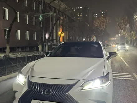 Lexus ES 250 2018 года за 18 200 000 тг. в Алматы – фото 2