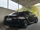 Toyota Camry 2023 года за 18 500 000 тг. в Алматы – фото 3