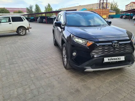 Toyota RAV4 2021 года за 19 400 000 тг. в Актобе