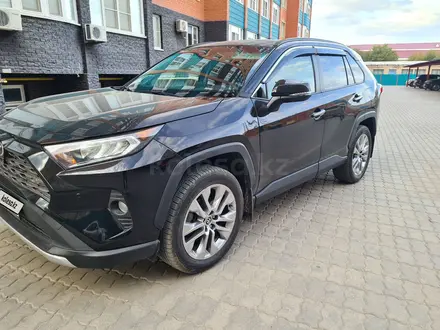 Toyota RAV4 2021 года за 19 400 000 тг. в Актобе – фото 2