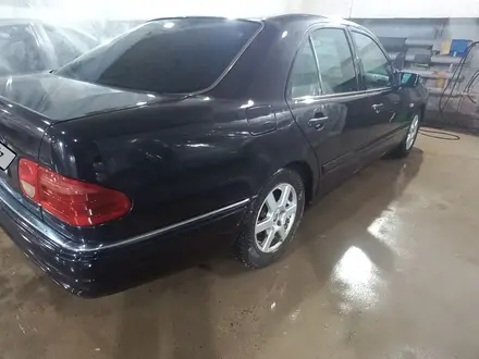 Mercedes-Benz E 230 1996 года за 2 100 000 тг. в Астана – фото 2