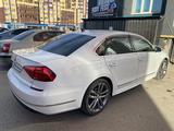 Volkswagen Passat 2016 года за 5 300 000 тг. в Актобе – фото 2