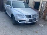 Volkswagen Touareg 2004 года за 1 000 000 тг. в Алматы