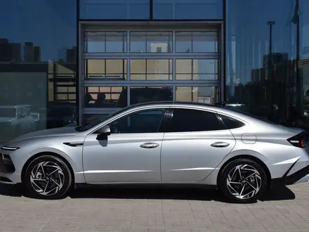 Hyundai Sonata 2023 года за 14 790 000 тг. в Астана – фото 2