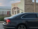 Volkswagen Passat 2017 года за 7 800 000 тг. в Атырау – фото 4