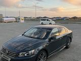 Volkswagen Passat 2017 года за 7 800 000 тг. в Атырау – фото 2