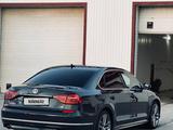 Volkswagen Passat 2017 года за 7 800 000 тг. в Атырау – фото 5