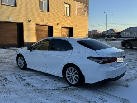 Toyota Camry 2022 года за 9 400 000 тг. в Атырау – фото 2