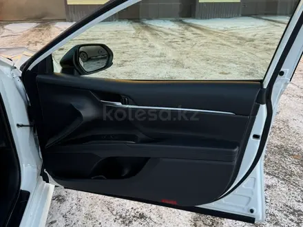 Toyota Camry 2022 года за 9 400 000 тг. в Атырау – фото 10