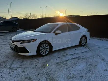 Toyota Camry 2022 года за 9 400 000 тг. в Атырау