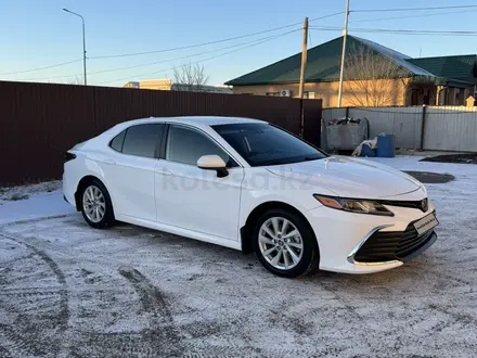 Toyota Camry 2022 года за 9 400 000 тг. в Атырау – фото 3