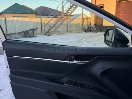 Toyota Camry 2022 года за 9 400 000 тг. в Атырау – фото 9