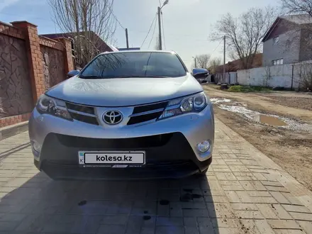 Toyota RAV4 2015 года за 11 500 000 тг. в Актобе – фото 3