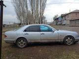 Mercedes-Benz E 240 1998 года за 2 300 000 тг. в Сарыкемер – фото 4