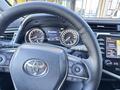Toyota Camry 2021 года за 13 500 000 тг. в Уральск – фото 2