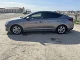 Hyundai Elantra 2018 года за 8 200 000 тг. в Актау – фото 2