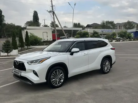 Toyota Highlander 2023 года за 28 000 000 тг. в Алматы