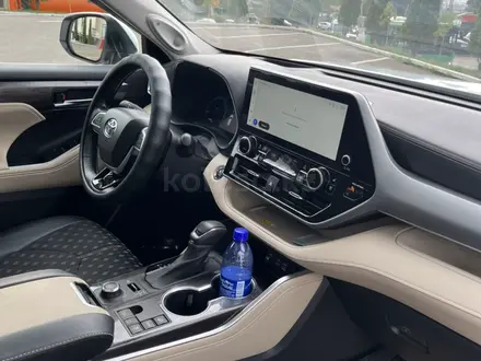Toyota Highlander 2023 года за 28 000 000 тг. в Алматы – фото 29