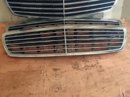 Решётка радиатора на mercedes w211 дорестайлинг в оригинале за 25 000 тг. в Алматы