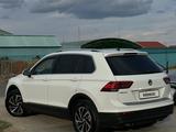 Volkswagen Tiguan 2018 года за 6 400 000 тг. в Атырау – фото 2