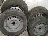Колеса вместе с дисками за зимний резине два колеса р13 два р14 за 50 000 тг. в Уральск