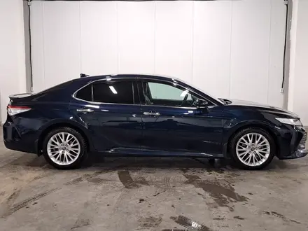 Toyota Camry 2019 года за 11 990 000 тг. в Астана – фото 4