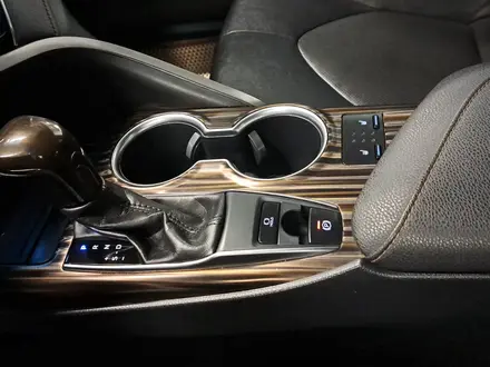 Toyota Camry 2019 года за 11 990 000 тг. в Астана – фото 25