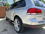 Volkswagen Touareg 2006 года за 6 000 000 тг. в Алматы – фото 2