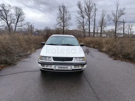 Volkswagen Passat 1995 года за 1 800 000 тг. в Усть-Каменогорск – фото 4