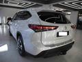 Toyota Highlander 2023 года за 27 000 000 тг. в Алматы – фото 2