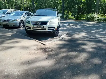 Volkswagen Touareg 2005 года за 4 300 000 тг. в Алматы – фото 3