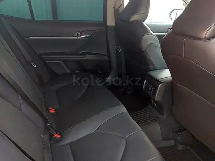 Toyota Camry 2021 года за 17 500 000 тг. в Атырау – фото 11