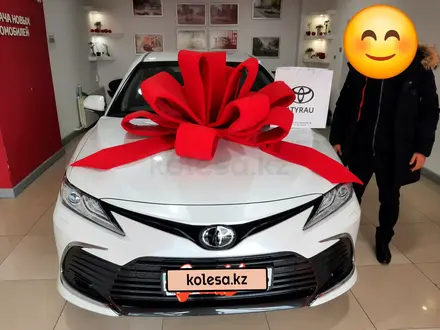 Toyota Camry 2021 года за 17 500 000 тг. в Атырау – фото 2