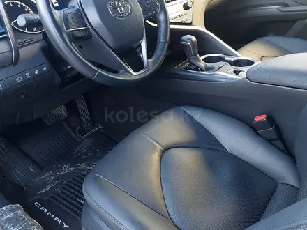 Toyota Camry 2021 года за 17 500 000 тг. в Атырау – фото 6
