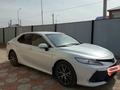 Toyota Camry 2021 года за 17 500 000 тг. в Атырау – фото 3