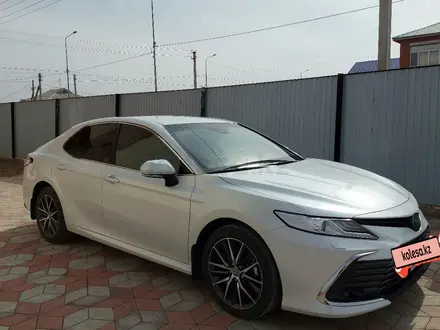 Toyota Camry 2021 года за 17 500 000 тг. в Атырау – фото 3