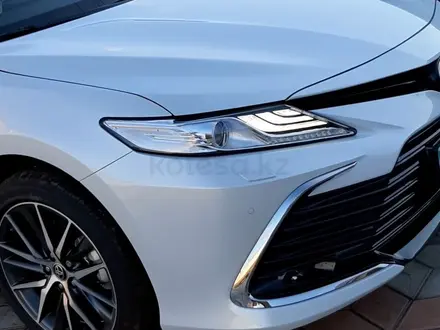 Toyota Camry 2021 года за 17 500 000 тг. в Атырау – фото 4