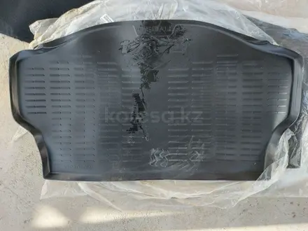 Оригинальный резиновые Коврик, полик для багажника TOYOTA RAV4 hybrid за 32 000 тг. в Алматы