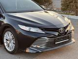 Toyota Camry 2018 года за 13 800 000 тг. в Шымкент – фото 2