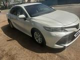 Toyota Camry 2020 года за 13 700 000 тг. в Алматы – фото 2