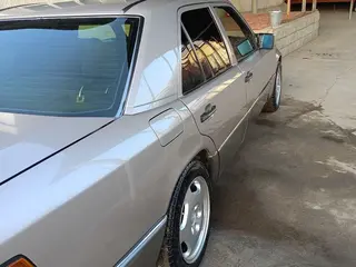 Mercedes-Benz E 230