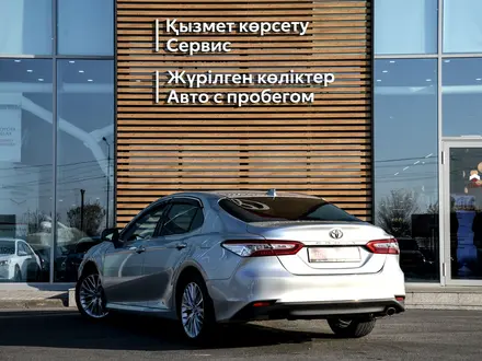 Toyota Camry 2019 года за 14 200 000 тг. в Шымкент – фото 2