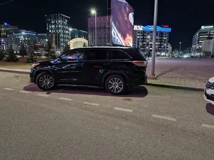 Toyota Highlander 2016 года за 11 850 000 тг. в Атырау