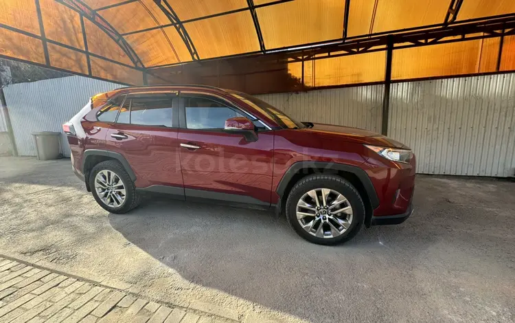 Toyota RAV4 2019 года за 16 669 000 тг. в Алматы