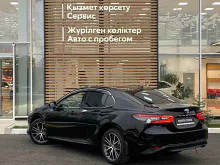 Toyota Camry 2023 года за 19 950 000 тг. в Уральск – фото 2