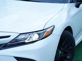 Toyota Camry 2019 года за 12 350 000 тг. в Шымкент – фото 2