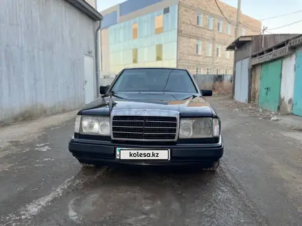 Mercedes-Benz E 200 1993 года за 900 000 тг. в Атырау – фото 3